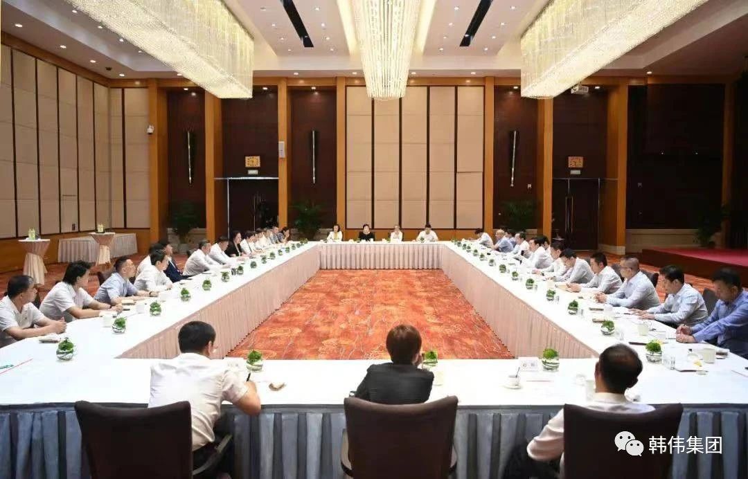 韓偉集團總經理韓建初參加遼寧省民營企業家代表早餐會，與省領導進早餐，謀發展